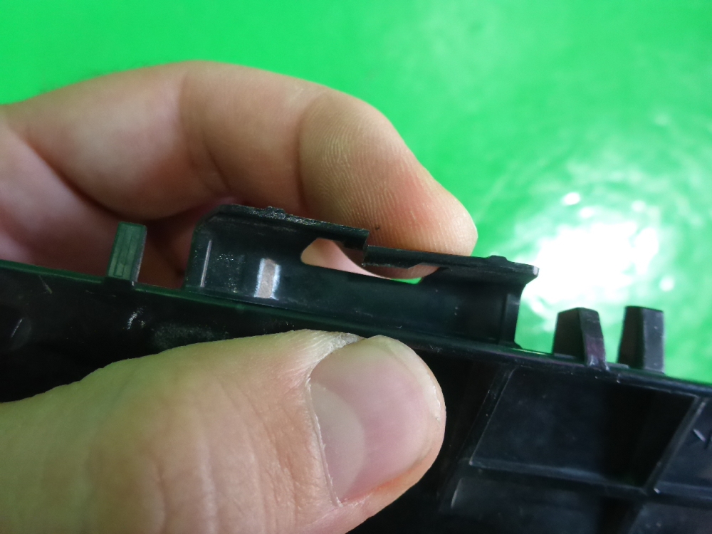 Кронштейн заднего бампера правый