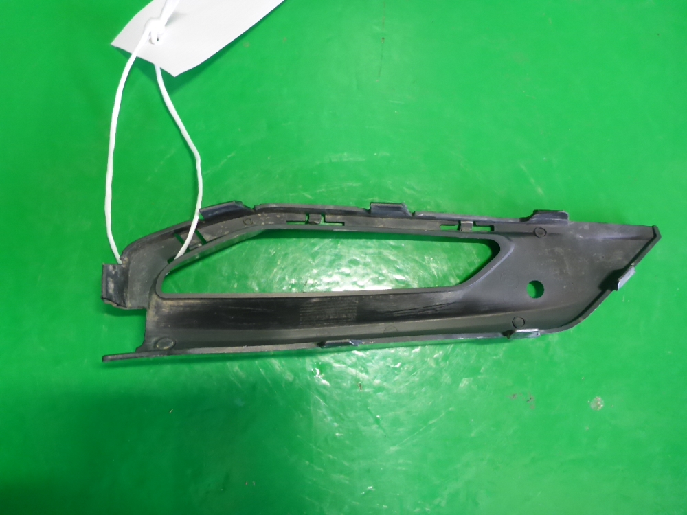 Рамка противотуманной фары левой