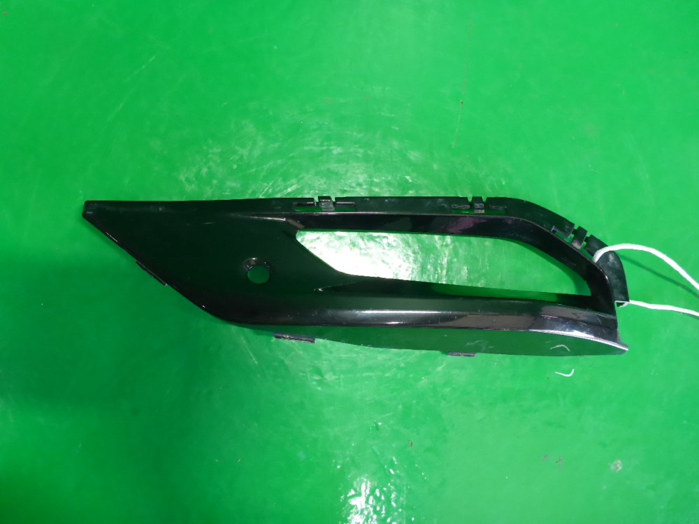 Рамка противотуманной фары левой