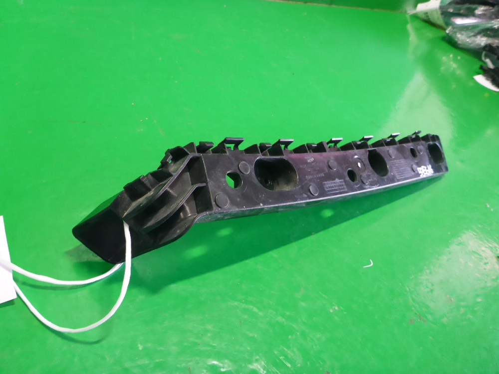 Кронштейн заднего бампера правый