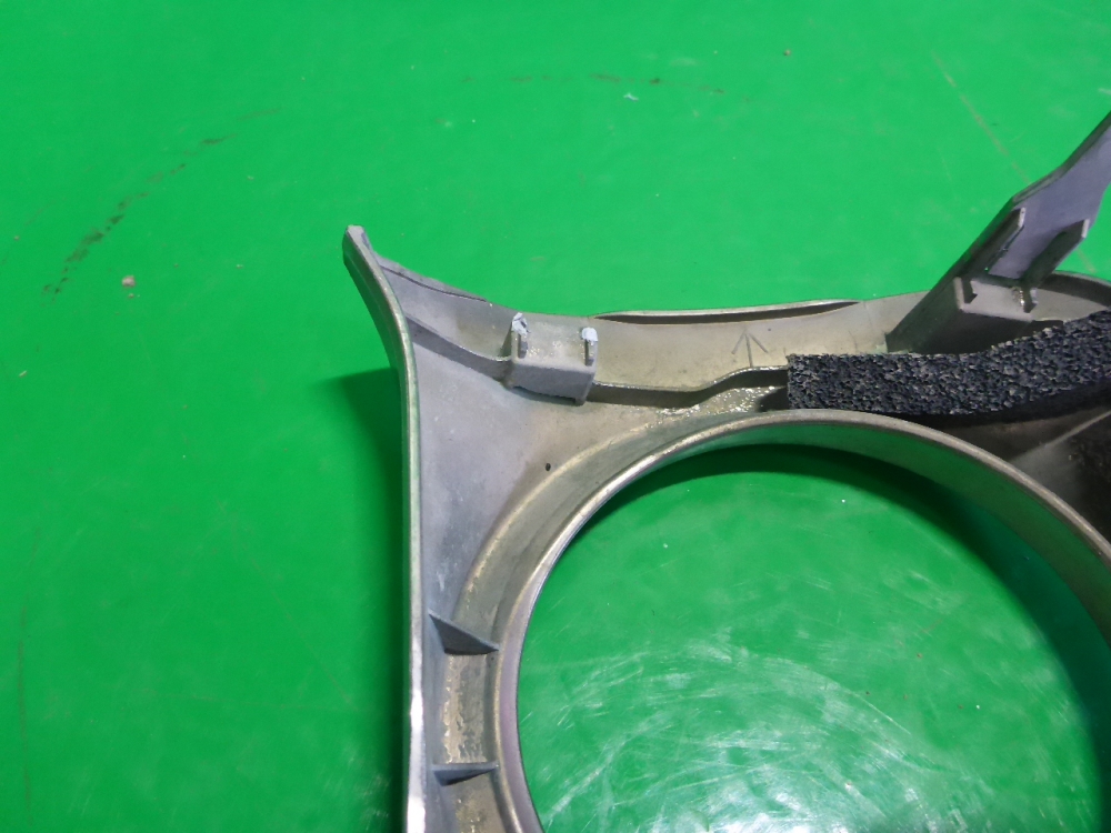 Рамка противотуманной фары правой