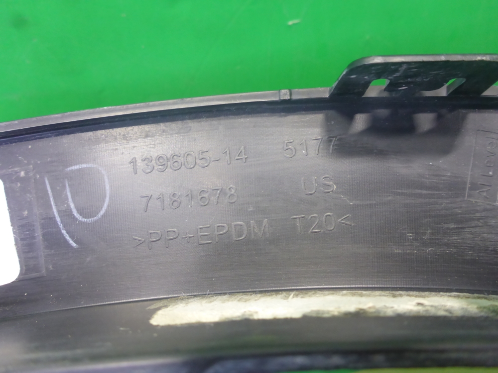 Накладка заднего крыла правого