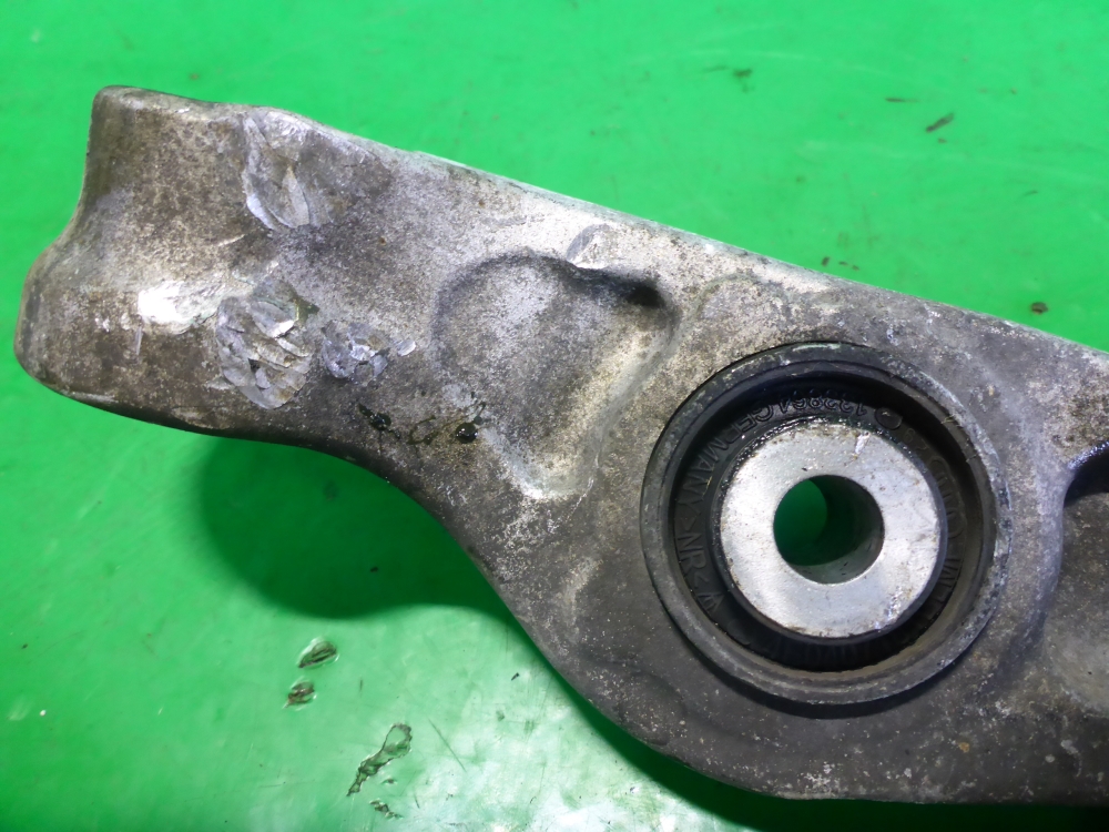 Рычаг передний правый