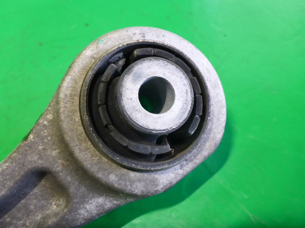 Рычаг передний правый