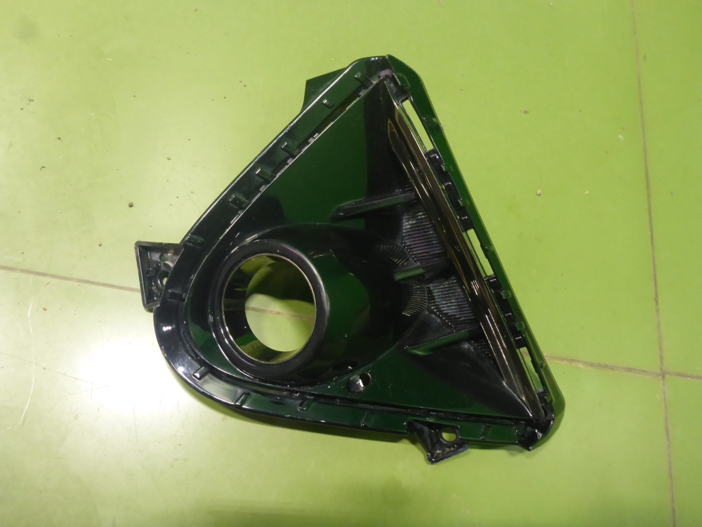 Рамка противотуманной фары левой