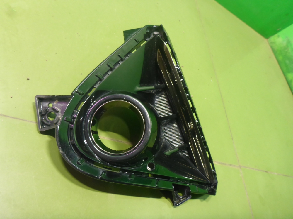 Рамка противотуманной фары левой