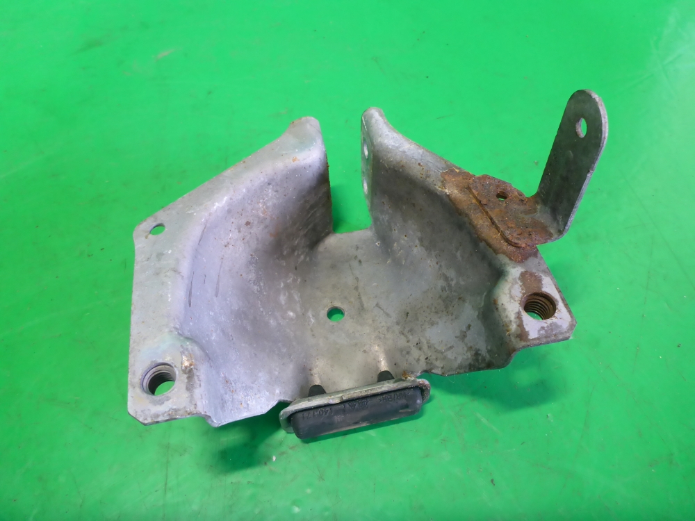 Кронштейн двигателя левый