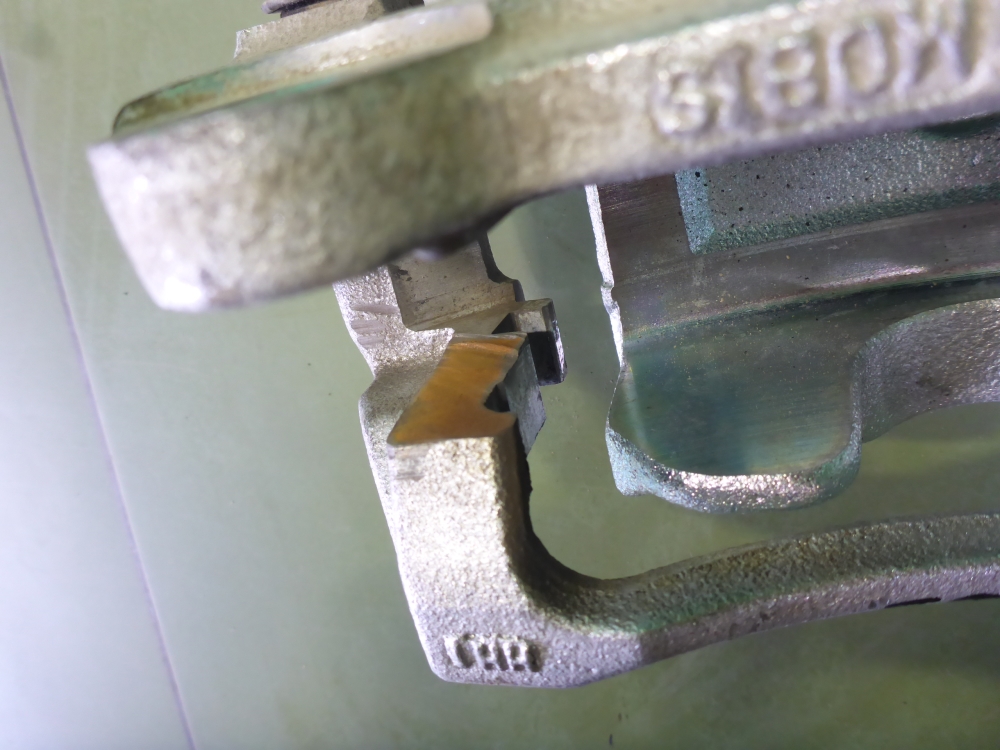 Суппорт передний правый