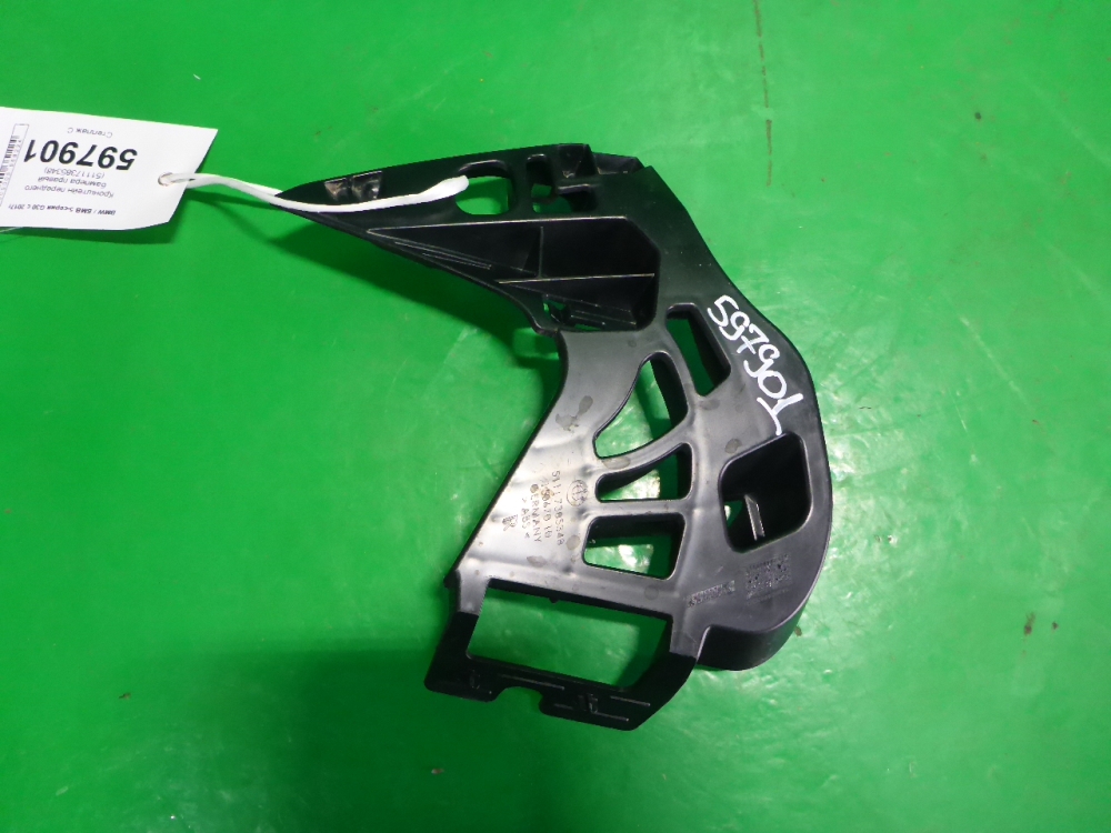 Кронштейн переднего бампера правый