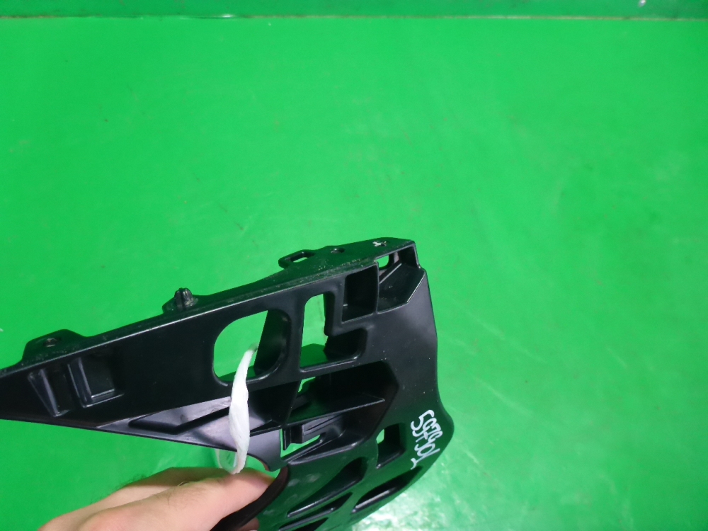 Кронштейн переднего бампера правый