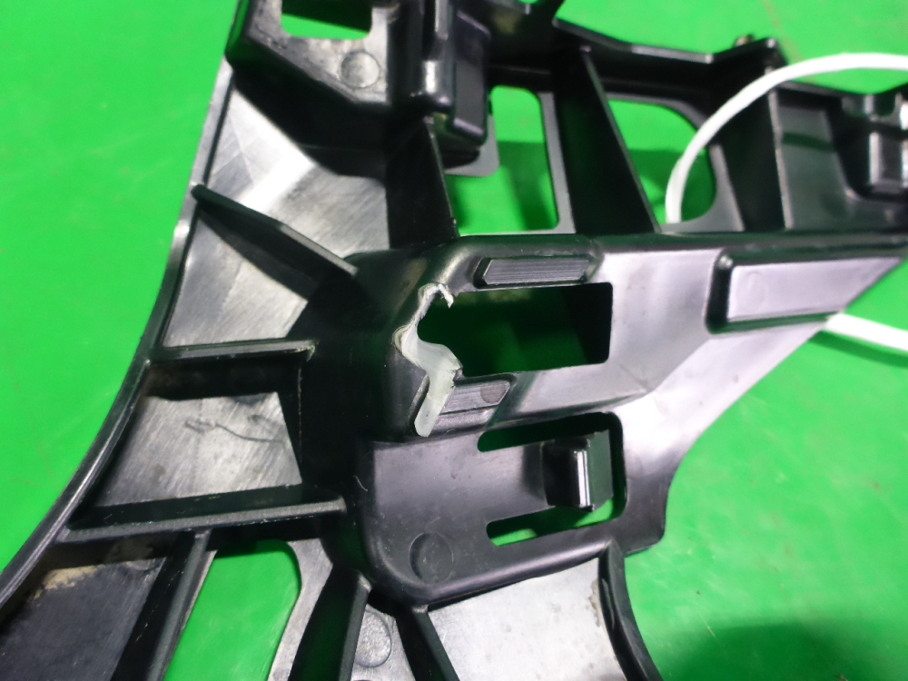 Кронштейн переднего бампера правый