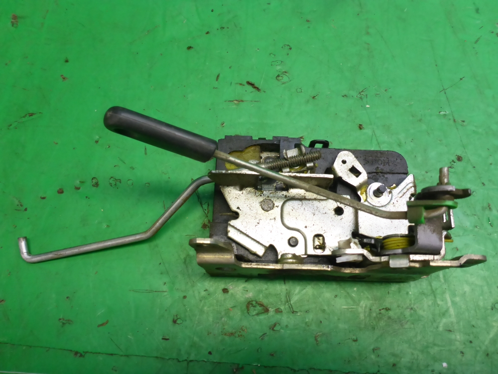 Замок двери передней правой