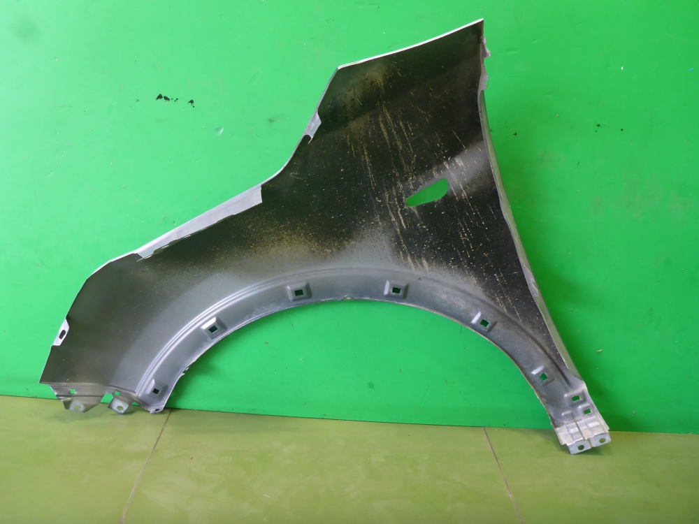 Крыло переднее правое