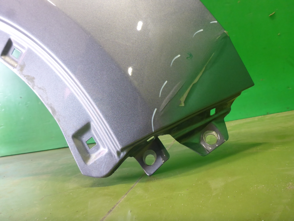 Крыло переднее правое