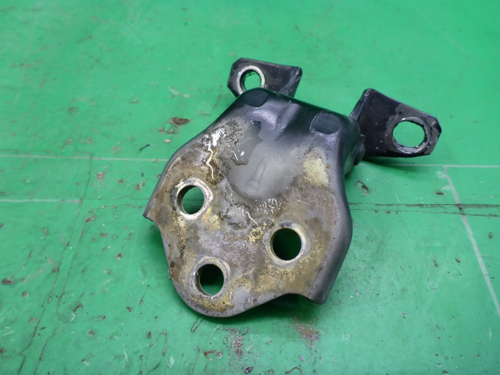 Петля двери передней правой верхняя