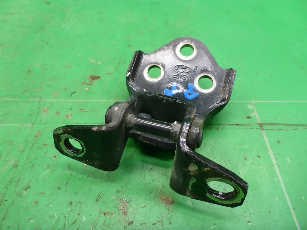 Петля двери передней правой верхняя