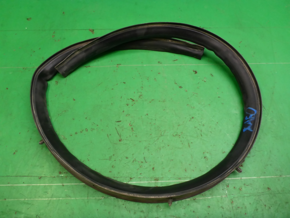 Уплотнитель капота