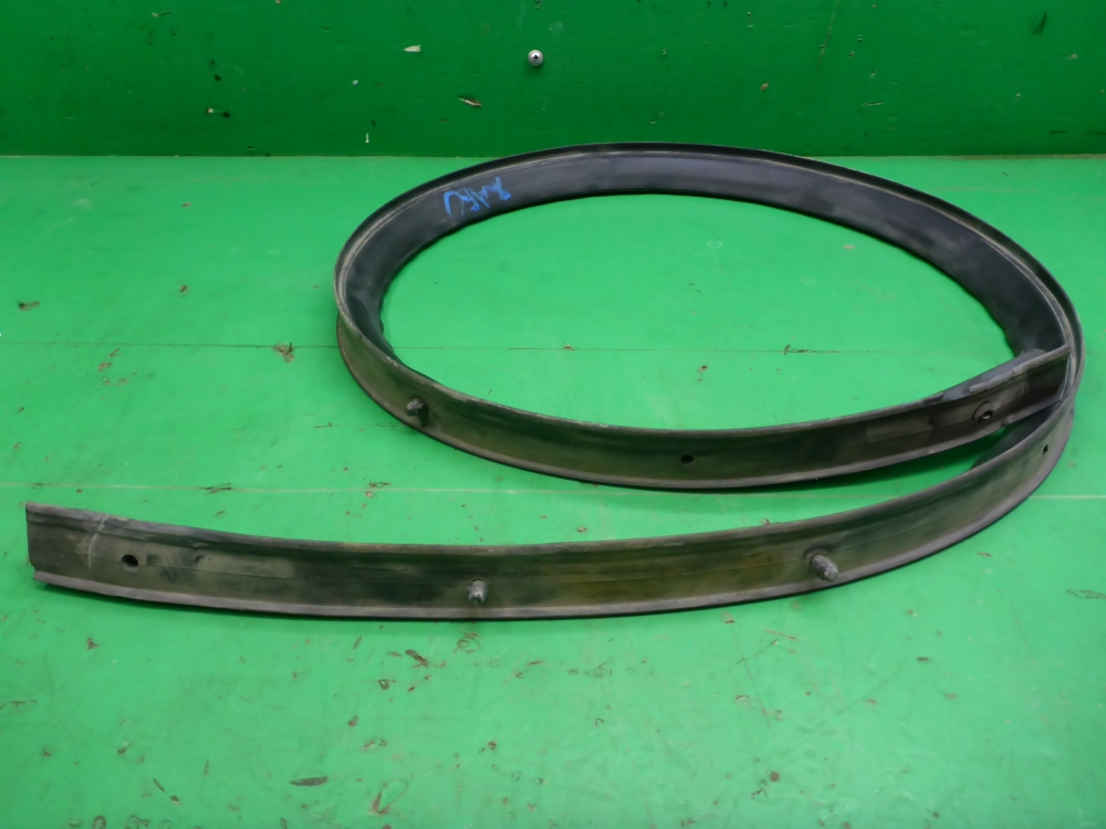 Уплотнитель капота