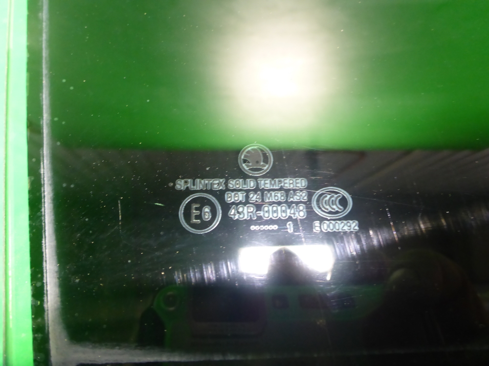 Стекло двери задней правой