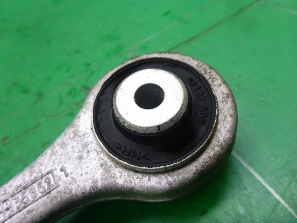 Рычаг передний верхний правый