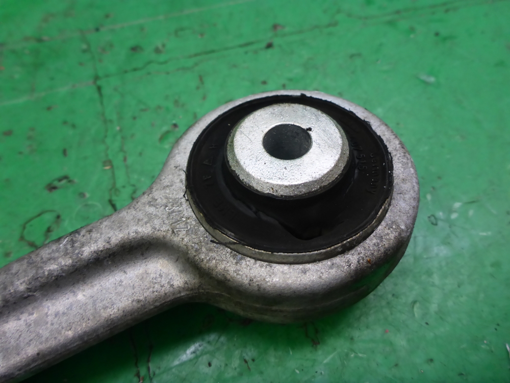 Рычаг передний верхний правый