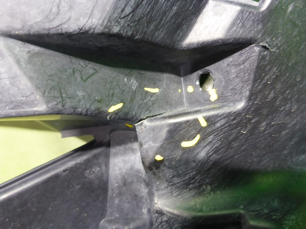 Кронштейн переднего бампера левый