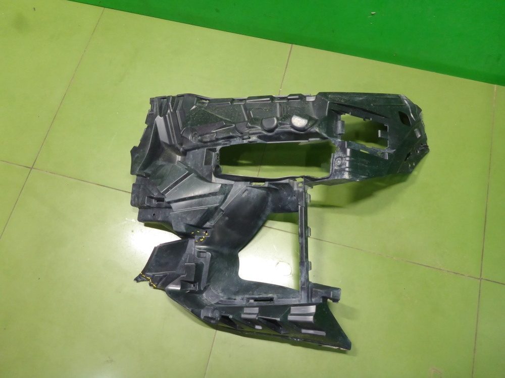 Кронштейн переднего бампера левый