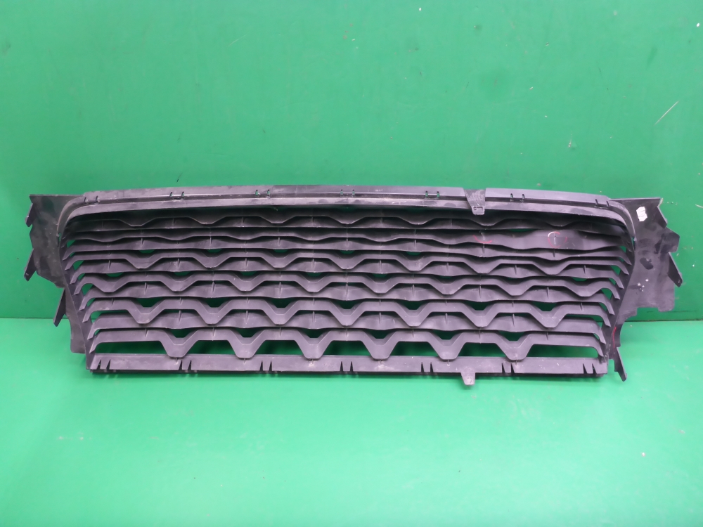 Решетка в бампер центральная