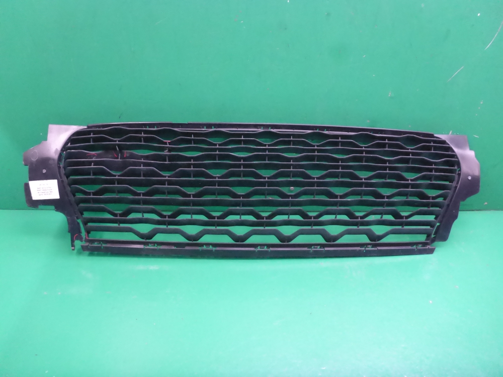 Решетка в бампер центральная