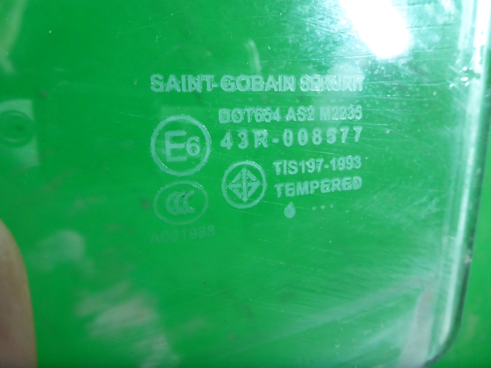 Стекло двери задней левой
