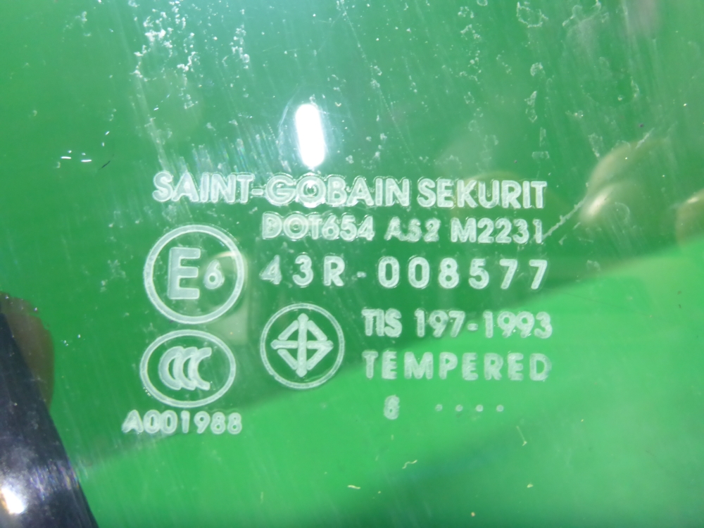 Стекло двери задней правой (форточка)