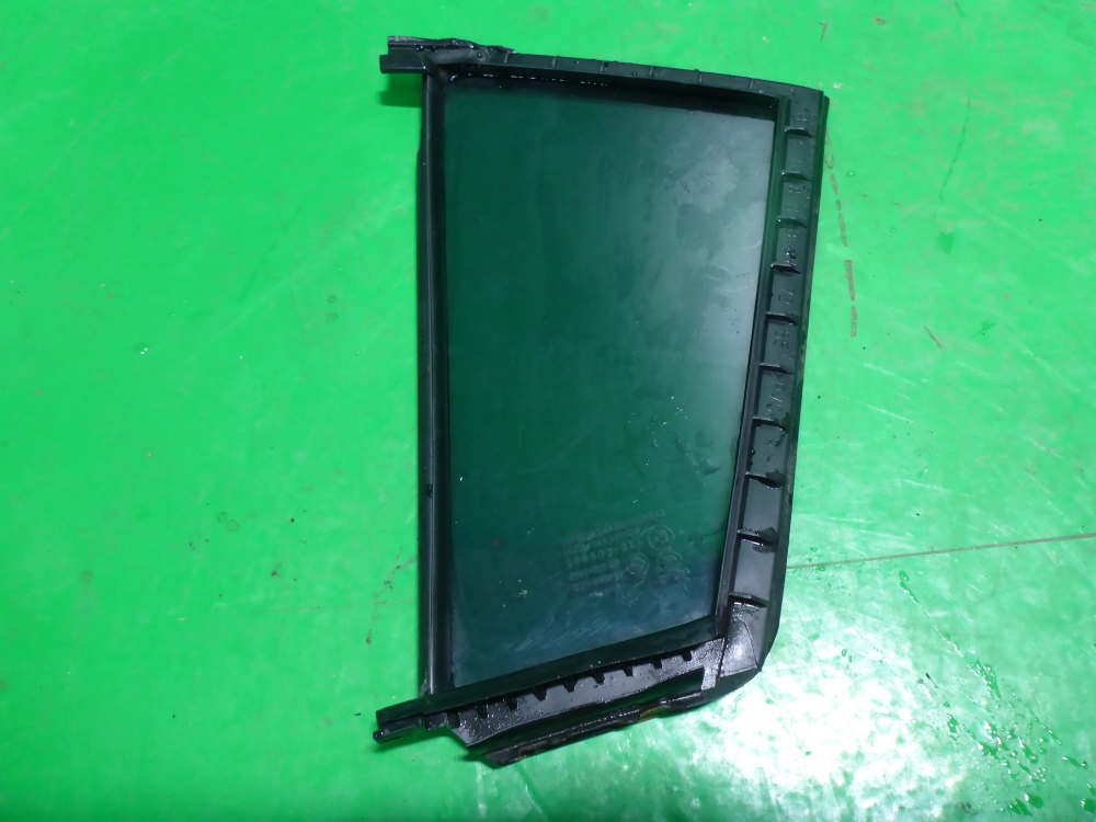 Стекло двери задней правой (форточка)