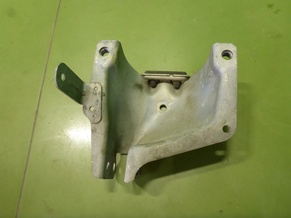 Кронштейн опоры двигателя