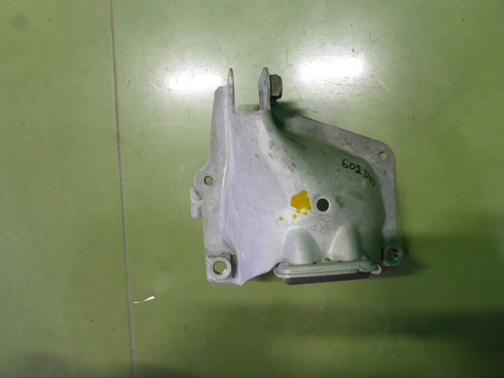 Кронштейн опоры двигателя