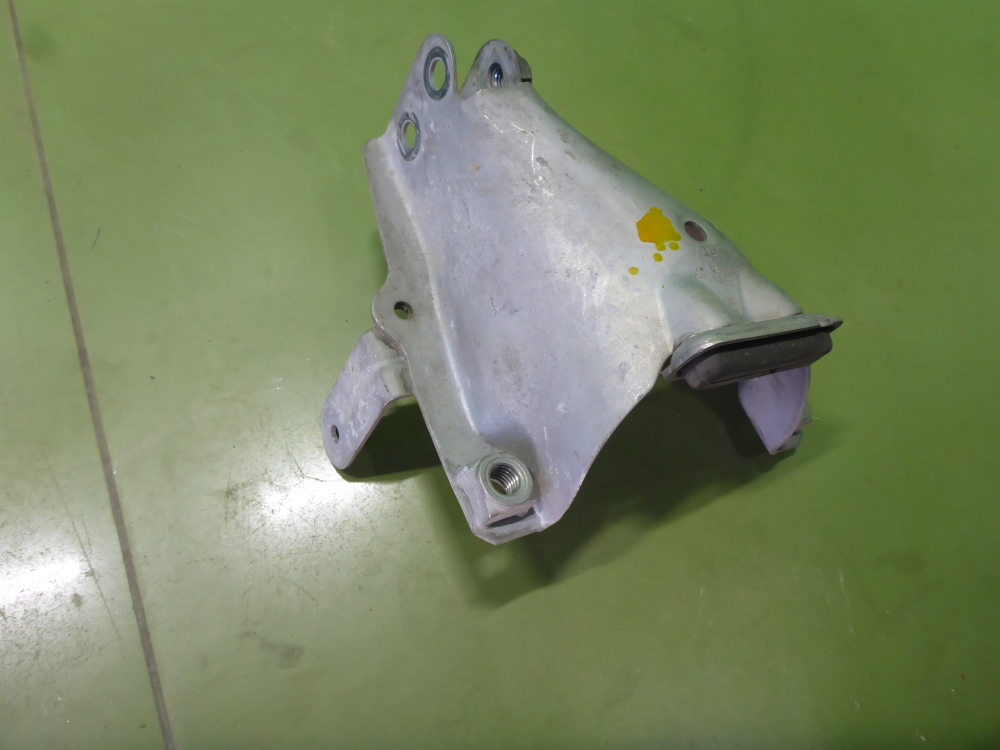 Кронштейн опоры двигателя