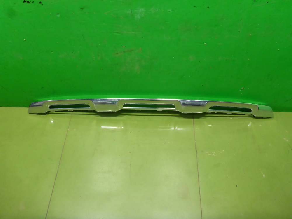 Накладка переднего бампера центральная