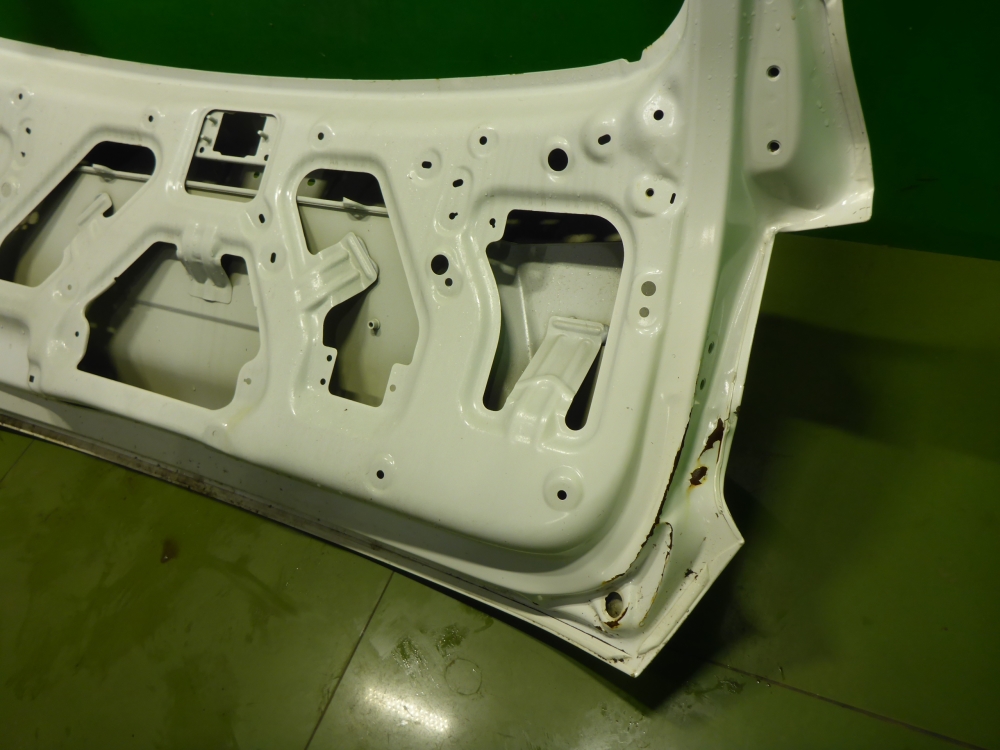 Дверь багажника