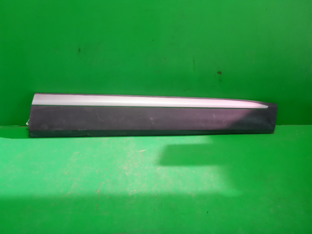 Накладка двери передней правой