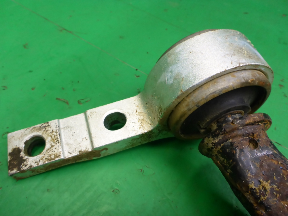 Рычаг передний левый