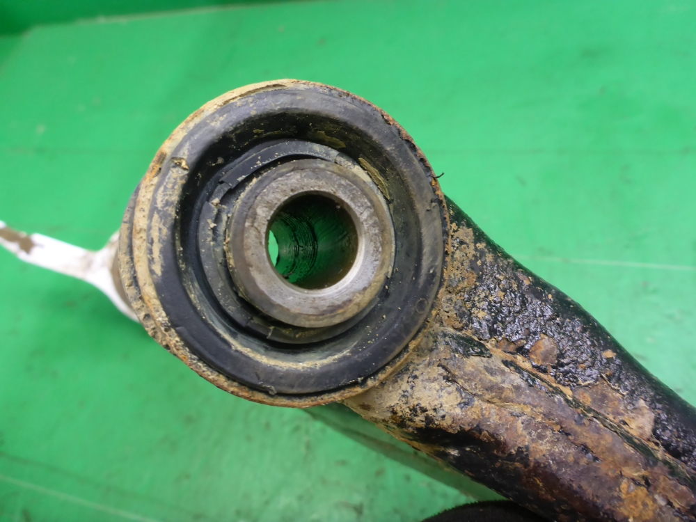 Рычаг передний левый