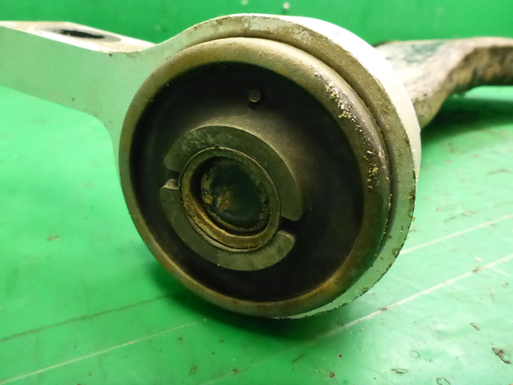 Рычаг передний левый