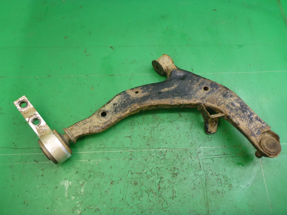 Рычаг передний левый