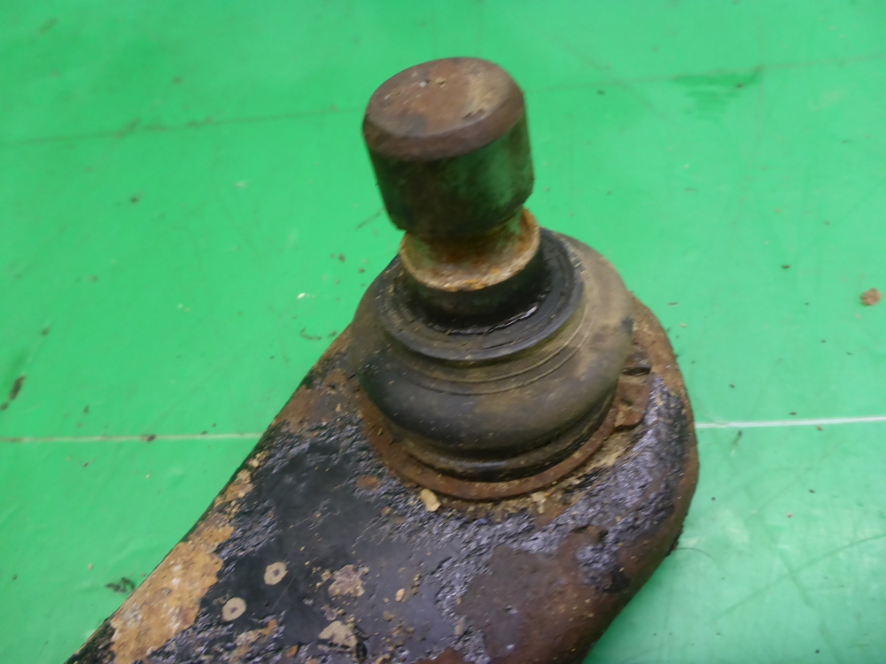 Рычаг передний левый