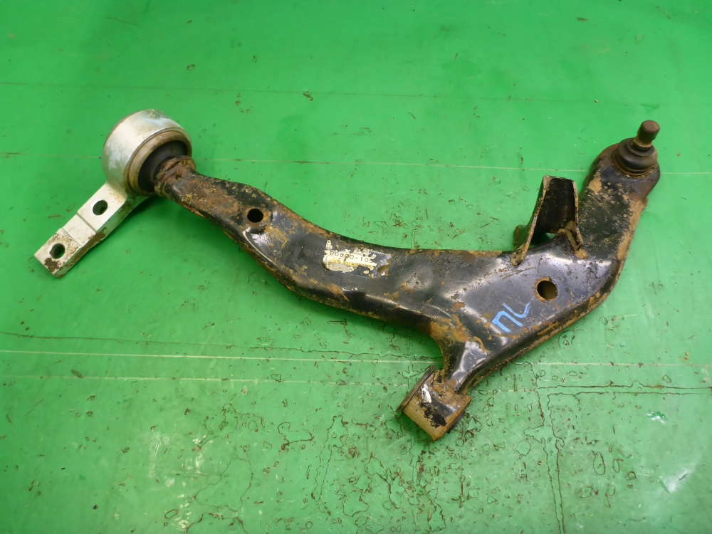 Рычаг передний левый