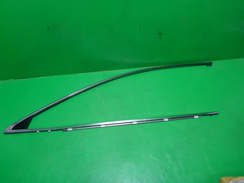 Накладка двери передней левой