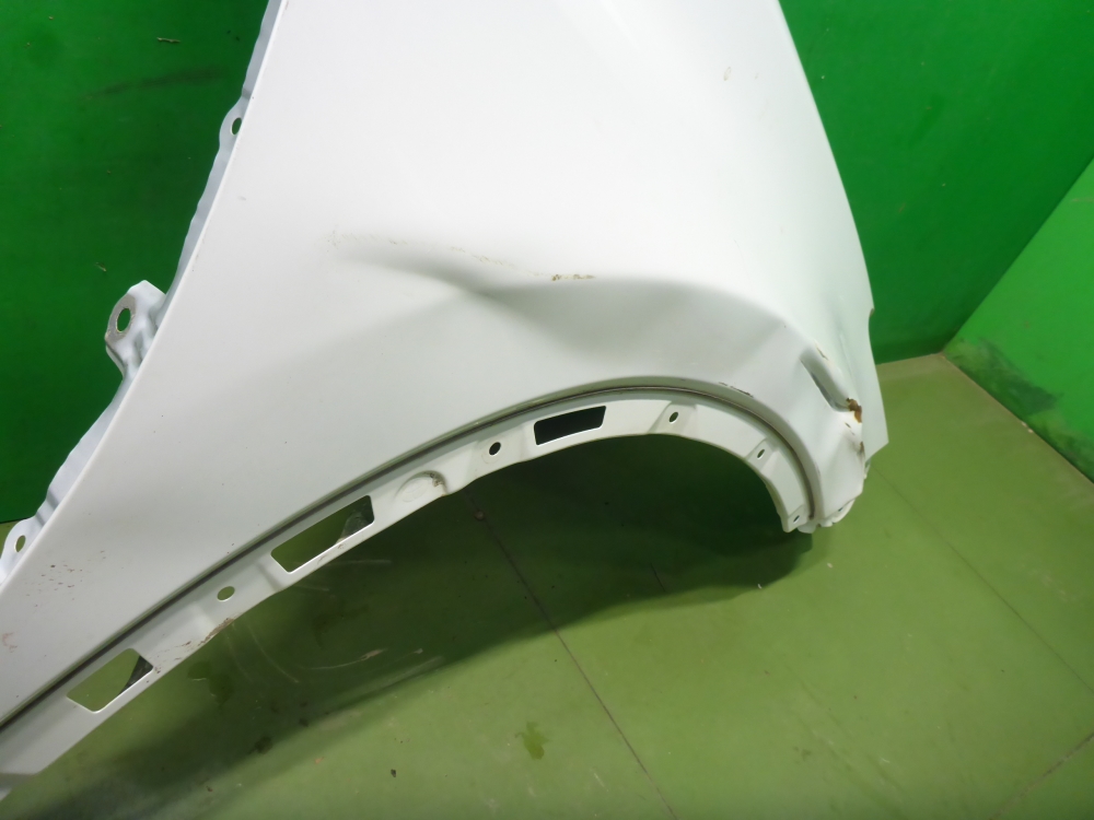 Крыло переднее правое