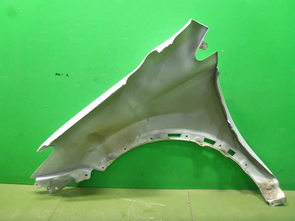 Крыло переднее правое