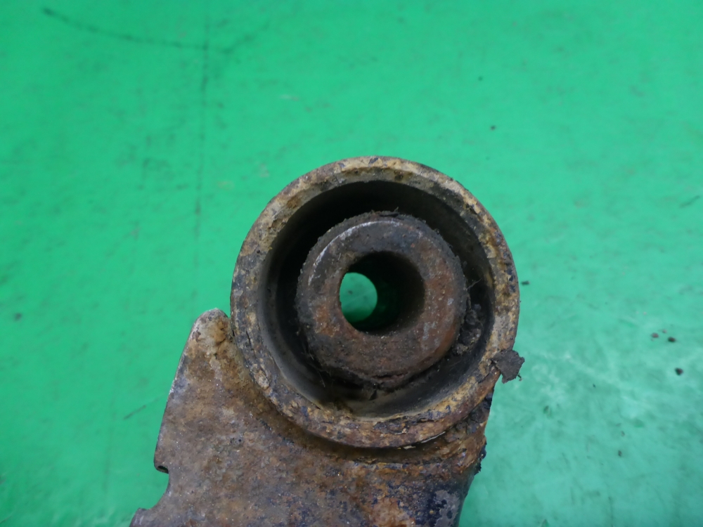 Рычаг передний нижний левый