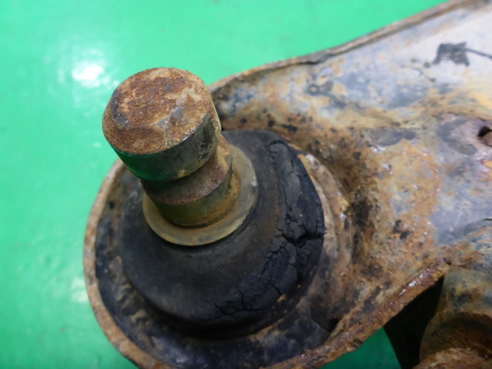 Рычаг передний нижний левый