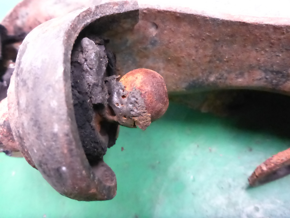 Рычаг передний нижний левый